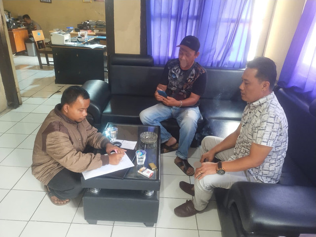 Pelaku pencurian cabai 5 kilogram saat diamankan di kantor polisi. Foto: Dok Polres Semarang