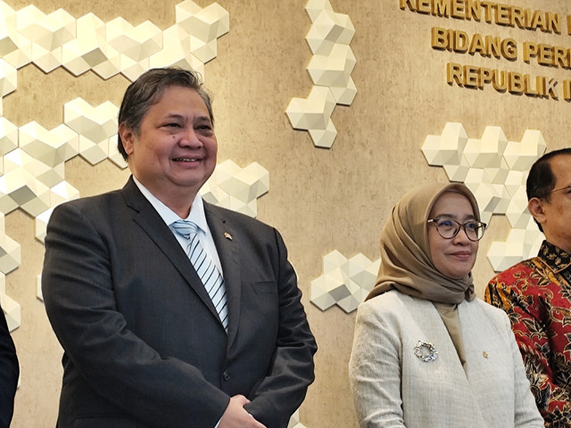 Menko Bidang Perekonomian Airlangga Hartarto (kiri) dan MenPanRB Rini Widyantini di Kantor Kemenko Bidang Perekonomian, Jakarta, Kamis (11/12). Widya/kumparan Foto: Widya Islamiati/kumparan
