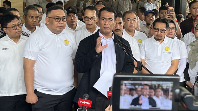 Menteri Pertanian (Mentan) Amran Sulaiman menjawab pertanyaan wartawan pada kegiatan pelepasan bantuan pemerintah untuk korban banjir Sumatera, Kamis (11/12/2025). Foto: Fariza/kumparan