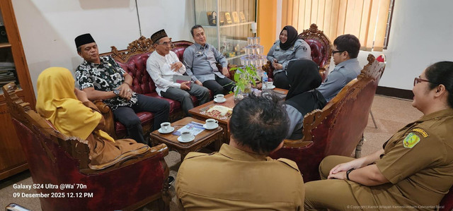 Kantor Wilayah Kementerian Hukum Kalimantan Barat melalui Divisi Peraturan Perundang-Undangan dan Pembinaan Hukum melaksanakan kegiatan Sosialisasi, Monitoring, dan Evaluasi Pelaksanaan Pengharmonisasian, Pembulatan, dan Pemantapan Konsepsi Raperda/Raperkada di lingkungan Pemerintah Kabupaten Sambas. Foto: Dok. Kanwil Kemenkum Kalbar