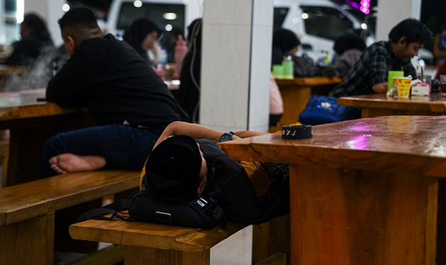 Masyarakat memilih beristirahat di RM Rindu Alam, Pulo Lawang, Jeumpa, Bireuen, Aceh, akibat terjebak banjir, pada 26 November 2025. Foto: Sudirman Said