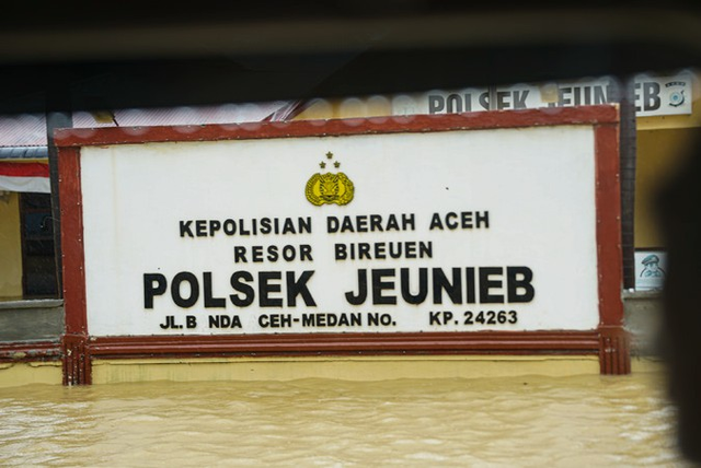 Polsek Jeunib yang ditinggalkan oleh personelnya karena terendam banjir di Jalan Banda Aceh-Medan, Bireuen, Aceh, pada 27 November 2025. Foto: Sudirman Said