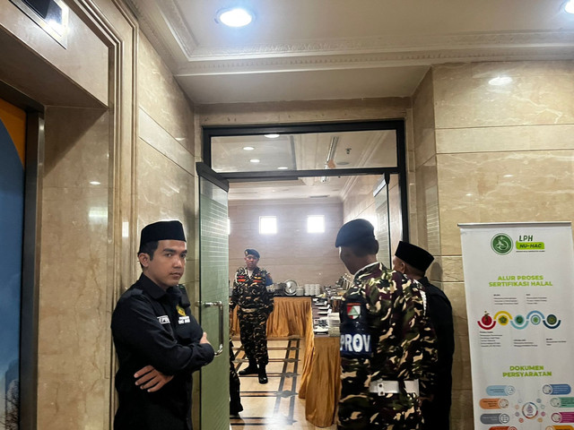 sejumlah petugas keamanan berjaga di gedung PBNU, Jalan Kramat Raya, Jakarta Pusat, Rabu (11/12). Foto: Rayyan/Kumparan