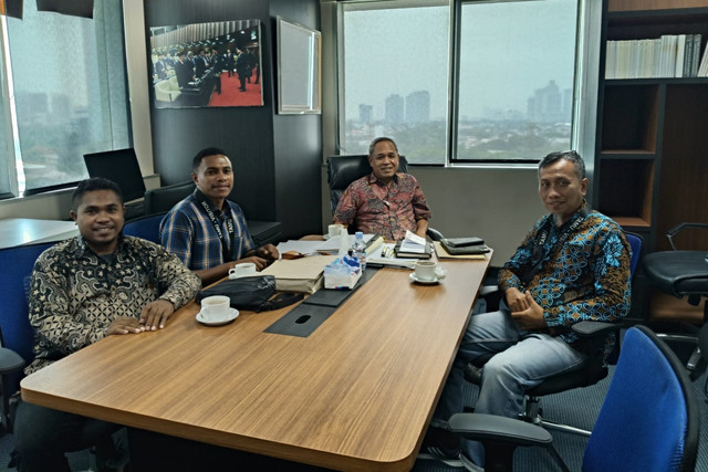 Rektor Universitas Muhammadiyah Maumere Erwin Prasetyo saat menemui Komisi III DPR terkait nasib KIP 246 mahasiswa. Foto: Dok. Pribadi