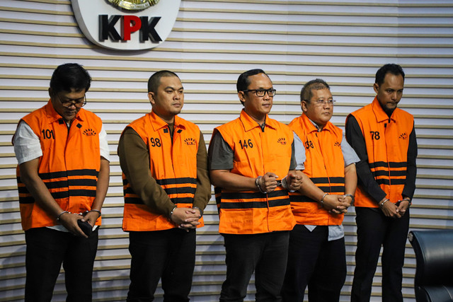 Bupati Lampung Tengah, Ardito Wijaya mengenakan rompi oranye usai ditetapkan sebagai tersangka usai terjaring operasi tangkap tangan (OTT) di Gedung Merah Putih KPK, Jakarta Selatan, Kamis (11/12/2025). Foto: Iqbal Firdaus/kumparan