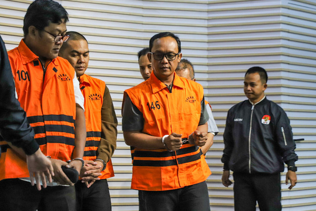 Bupati Lampung Tengah, Ardito Wijaya mengenakan rompi oranye usai ditetapkan sebagai tersangka usai terjaring operasi tangkap tangan (OTT) di Gedung Merah Putih KPK, Jakarta Selatan, Kamis (11/12/2025). Foto: Iqbal Firdaus/kumparan