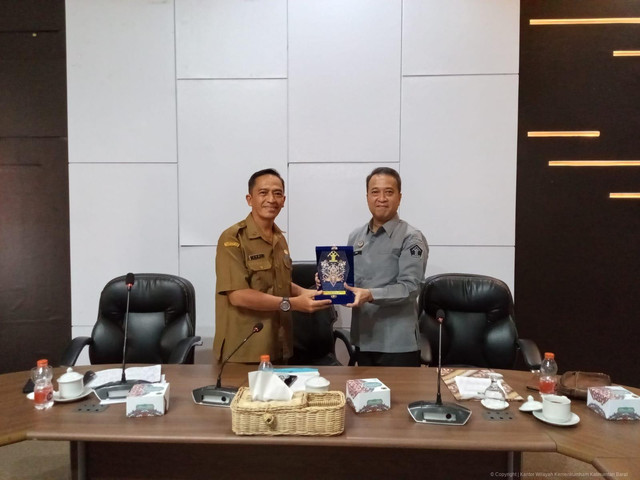 Penyerahan cenderamata. Foto: Dok. Kanwil Kemenkum Kalbar