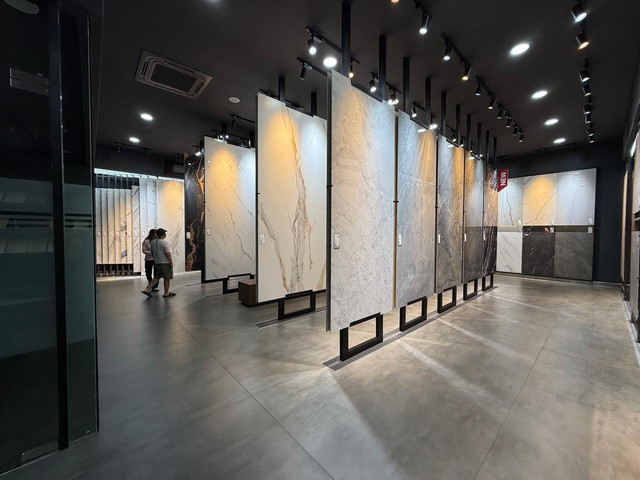 Material sintered stone produksi Quadra tersedia di area display toko untuk memudahkan pengunjung melihat, menyentuh, dan memilihnya secara langsung. Foto: Gracetika/Pandangan Jogja