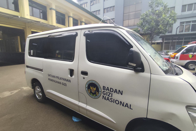 Mobil MBG yang tabrak guru dan siswa SDN Kalibaru 01 Pagi di Polres Metro Jakarta Utara, Jakarta Utara, Kamis (11/12/2025).  Foto: Rachmadi Rasyad/kumparan