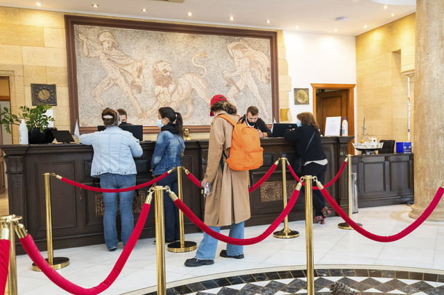  Ilustrasi antrean saat check-in di hotel. Foto: frantic00/Shutterstock