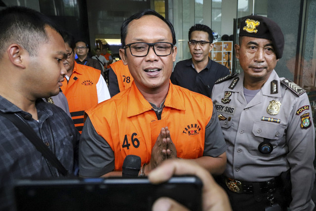 Tersangka kasus dugaan suap dan gratifikasi Bupati Lampung Tengah periode 2025-2030 Ardito Wijaya berjalan menuju mobil tahanan usai dihadirkan dalam konferensi pers di Gedung Merah Putih KPK, Jakarta, Kamis (11/12/2025). Foto: Iqbal Firdaus/kumparan