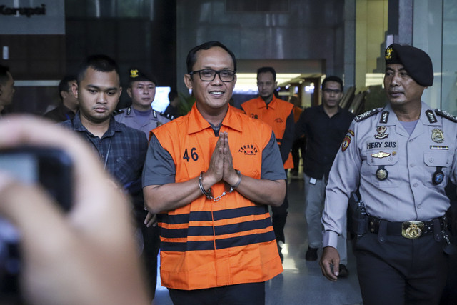 Tersangka kasus dugaan suap dan gratifikasi Bupati Lampung Tengah periode 2025-2030 Ardito Wijaya berjalan menuju mobil tahanan usai dihadirkan dalam konferensi pers di Gedung Merah Putih KPK, Jakarta, Kamis (11/12/2025). Foto: Iqbal Firdaus/kumparan