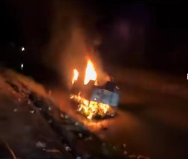 Truk pembawa bantuan logistik dibakar di Gampong Pante Gaki Bale, Rabu (10/12/2025). Foto: Istimewa