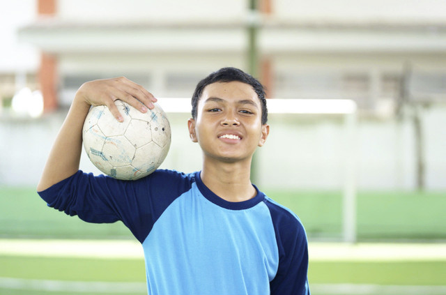 Bakat menggambar dan bermain bola M. Rifda Rifaqi semakin terasah setelah masuk Sekolah Rakyat Menengah Pertama (SRMP) 10 Cibinong. Foto: Dok. Kemensos