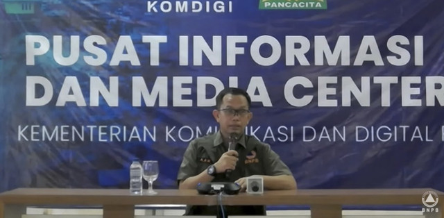 Kapusdatinkom BNPB Abdul Muhari saat konferensi pers di kantor gubernur Aceh, Kamis (11/12/2025). Foto: Youtube/BNPB