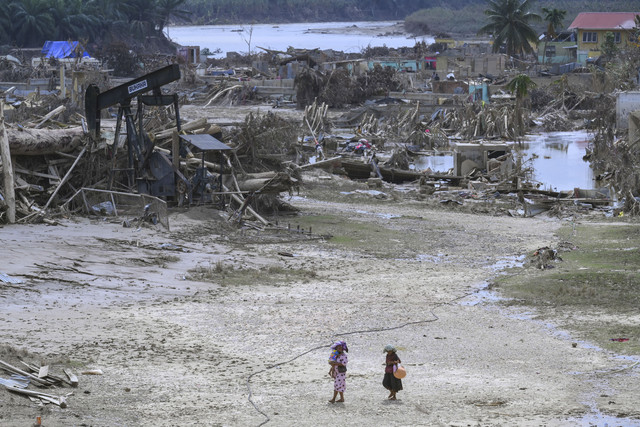 Sebuah boneka yang terbawa hanyut akibat banjir di Kuala Simpang, Aceh Tamiang, Aceh, Kamis (11/12/2025). Foto: Hafidz Mubarak A/ANTARA FOTO