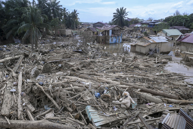 Suasana kerusakan akibat banjir di Kuala Simpang, Aceh Tamiang, Aceh, Kamis (11/12/2025). Foto: Hafidz Mubarak A/ANTARA FOTO