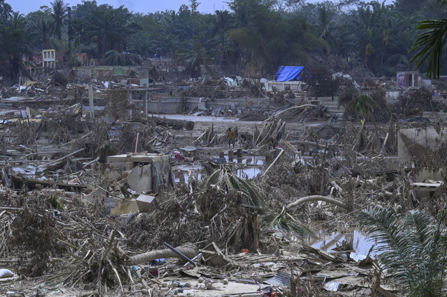 Warga mencari barang-barang di dekat rumahnya yang rusak akibat banjir di Kuala Simpang, Aceh Tamiang, Aceh, Kamis (11/12/2025). Foto: Hafidz Mubarak A/ANTARA FOTO