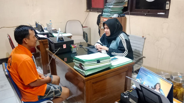 Pelaku saat diamankan di Polsek Ilir Timur I, Palembang. Foto : Urban Id