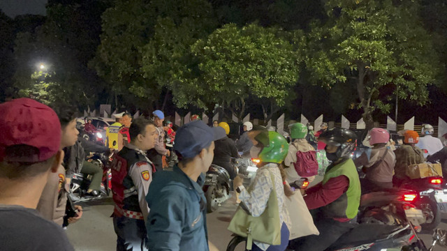 Jalan Raya Kalibata di tutup sementara arah pasar minggu maupun arah sebaliknya, Kamis (11/12/2025). Foto: Rayyan Farhansyah/kumparan