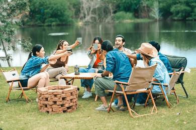 Ilustrasi sekumpulan anak muda bersantai. Foto: shutterstock, 2541816457