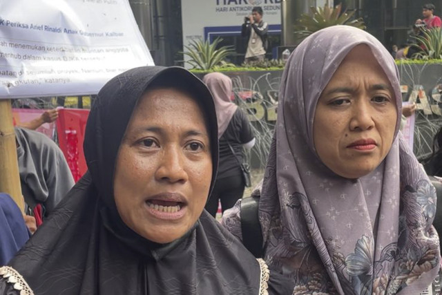 Emak-emak dari Pati, Anik Sri Ningsih (kiri) dan Siti Khotidjah (kanan) menjawab pertanyaan wartawan di Gedung Merah Putih KPK, Jakarta, Kamis (11/12/2025). Foto: Fadhil Pramudya/kumparan