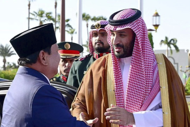Presiden Prabowo Subianto berjabat tangan dengan Putra Mahkota Arab Saudi, Mohammed bin Salman bin Abdulaziz Al Saud (MBS). Foto: Instagram/ @sekretariat.kabinet