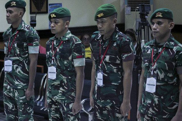 Para terdakwa kasus penganiayaan yang menewaskan Prada Lucky Namo Pratu Ahmad Ahda, Pratu Emeliano De Araujo, Pratu Petrus Nong Brian Semi, dan Pratu Aprianto Rede Raja menjalani sidang di Pengadilan Militer III-15 Kupang, NTT, Kamis (11/12/2025). Foto: Mega Tokan/ANTARA FOTO