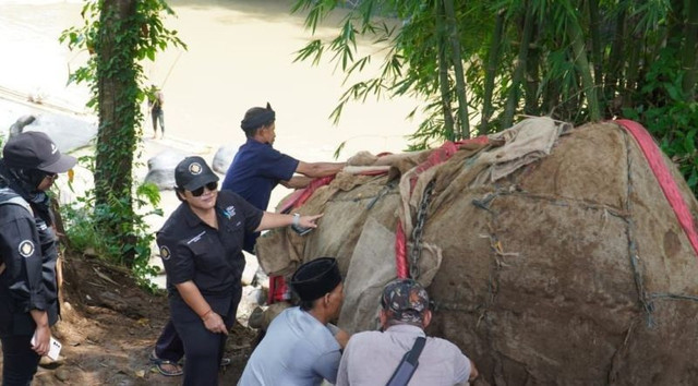 Kementerian Kebudayaan pindahkan Prasasti Cianten. Foto: ANTARA/ (HO-Kementerian Kebudayaan)