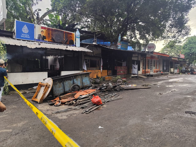 Suasana di depan Taman Makam Pahlawan Kalibata pada Jumat (12/12/2025) usai terjadi kericuhan. Foto: Luthfi Humam/kumparan