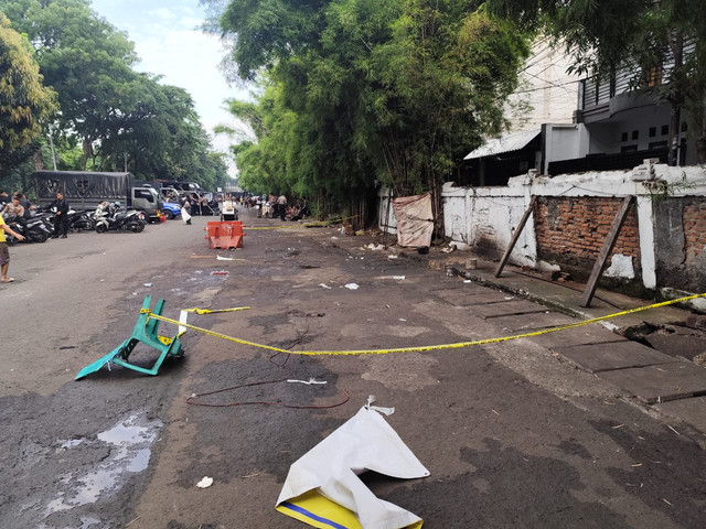 Suasana di depan Taman Makam Pahlawan Kalibata pada Jumat (12/12/2025) usai terjadi kericuhan. Foto: Luthfi Humam/kumparan