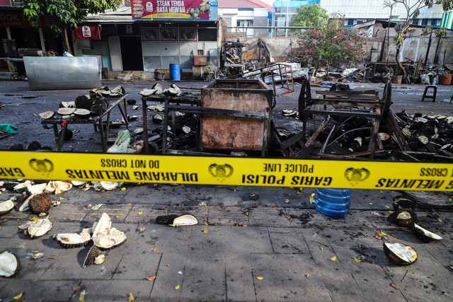 Garis polisi terpasang di lokasi kejadian kericuhan yang terjadi di kawasan Kalibata, Jakarta Selatan, Jumat (12/12/2025). Foto: Iqbal Firdaus/kumparan