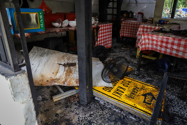 Suasana kios yang hangus terbakar pasca kericuhan yang terjadi di kawasan Kalibata, Jakarta Selatan, Jumat (12/12/2025). Foto: Iqbal Firdaus/kumparan