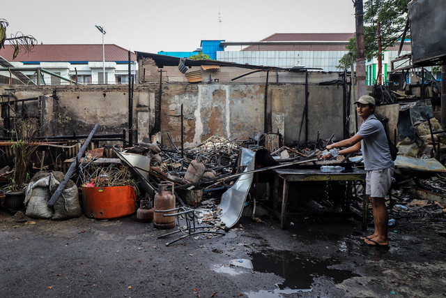Suasana kios yang hangus terbakar pasca kericuhan yang terjadi di kawasan Kalibata, Jakarta Selatan, Jumat (12/12/2025). Foto: Iqbal Firdaus/kumparan