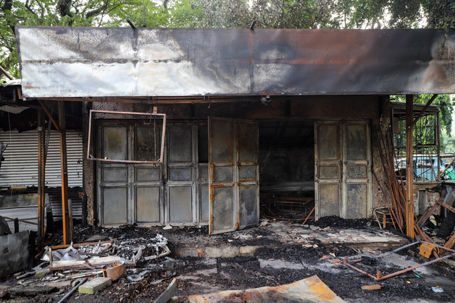 Kondisi kios yang hangus terbakar pasca kericuhan yang terjadi di kawasan Kalibata, Jakarta Selatan, Jumat (12/12/2025). Foto: Iqbal Firdaus/kumparan