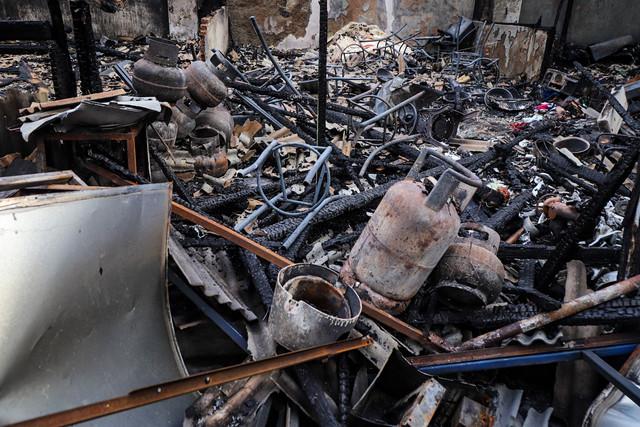 Kondisi kios yang hangus terbakar pasca kericuhan yang terjadi di kawasan Kalibata, Jakarta Selatan, Jumat (12/12/2025). Foto: Iqbal Firdaus/kumparan