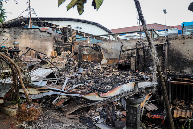 Suasana kios yang hangus terbakar pascakericuhan yang terjadi di kawasan Kalibata, Jakarta Selatan, Jumat (12/12/2025). Foto: Iqbal Firdaus/kumparan