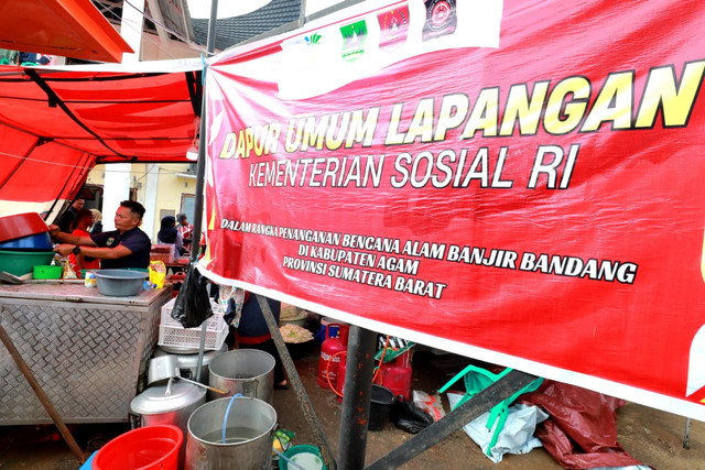 Dapur Umum Lapangan (Dumlap) Kemensos menyuplai kebutuhan logistik para pengungsi di Salareh Aia, Palembayan, Agam, dengan bantuan relawan, Tagana, TNI-Polri, Basarnas, Pemda dan unsur lain.  Foto: Kemensos RI