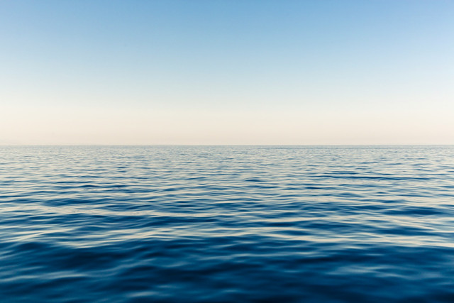 Ilustrasi permukaan air terlihat datar. Foto: Unsplash