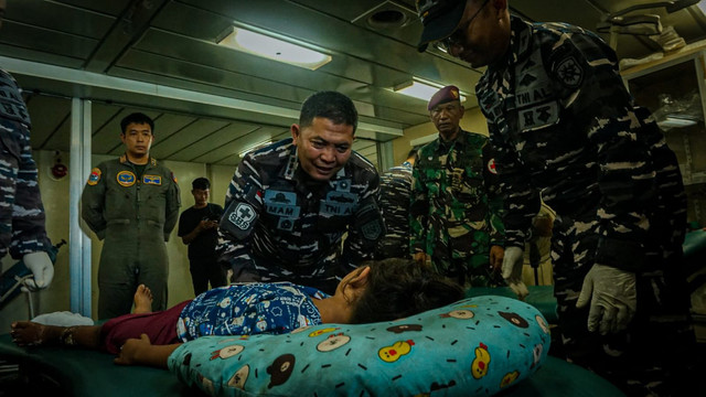 TNI Angkatan Laut berhasil mengevakuasi seorang anak berusia 9 tahun warga Dusun Kuala Pusung Kapal, Aceh Tamiang, yang mengalami patah kaki akibat terdampak bencana alam. Foto: Dok. TNI AL