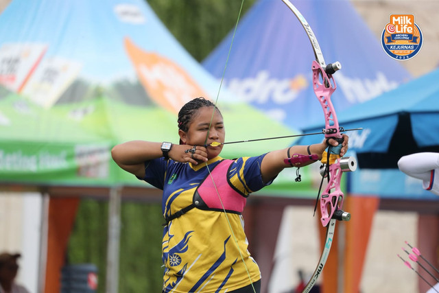Devi Astrianti, atlet panahan yang bertanding di MilkLife Archery Challenge KEJURNAS Antar Club 2025. Foto: MilkLife Archery Challenge