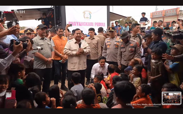 Teddy Indra Wijaya (kemeja putih) mendampingi presiden Prabowo saat tinjau posko pengungsian di Jembatan Aceh Tamiang, 12 Desember 2025. Foto: Youtube/Sekretariat Presiden