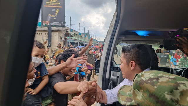 Momen Seskab Letkol Teddy Indra Wijaya ketinggalan rombongan presiden dan ikut mobil wartawan saat meninjau posko pengungsian di Desa Sukajadi, Karang Baru, Aceh Tamiang, Jumat (12/12). Foto: Zamachsyari/kumparan