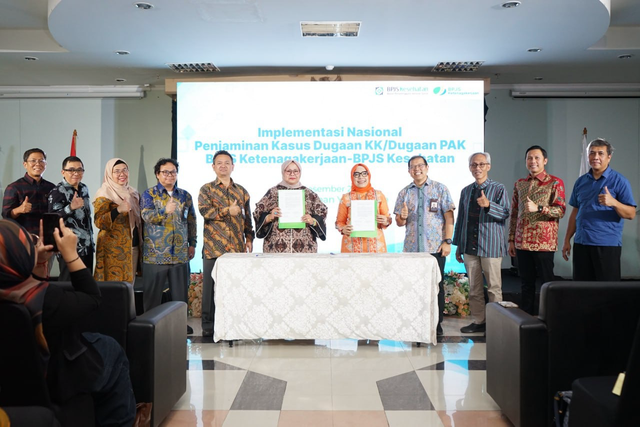 BPJS Kesehatan dan BPJS Ketenagakerjaan menjalin kerja sama percepatan dugaan Kasus Kecelakaan Kerja (KK) dan Penyakit Akibat Kerja (PAK) melalui Aplikasi e-PLKK, di RSUD Sleman pada Kamis (11/12). Foto: Dok. BPJS Kesehatan