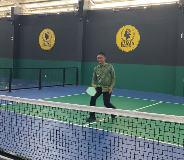 Wali Kota Pontianak, Edi Rusdi Kamtono, bermain pickleball di Kaisar Sky & Sports Cafe. Foto: Alycia Tracy Nabila/Hi!Pontianak