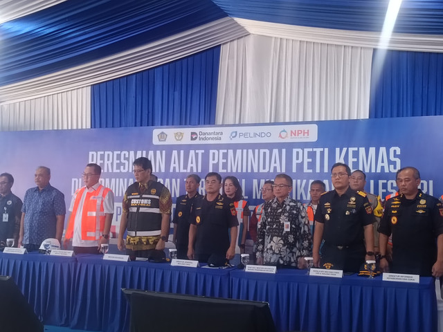 Menteri Keuangan Purbaya Yudhi Sadewa meresmikan alat pemindai peti kemas (X-Ray) baru yang dilengkapi Radiation Portal Monitor (RPM) di Terminal 3 Pelabuhan Tanjung Priok, Jakarta, Jumat (12/12). Foto: Muhammad Fhandra/kumparan