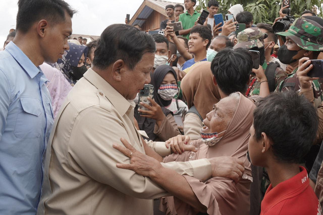Presiden Prabowo warga saat mengungjungi pengungsian di Aceh Tamiang, Jumat (12/12). Foto: Dok Bakom RI