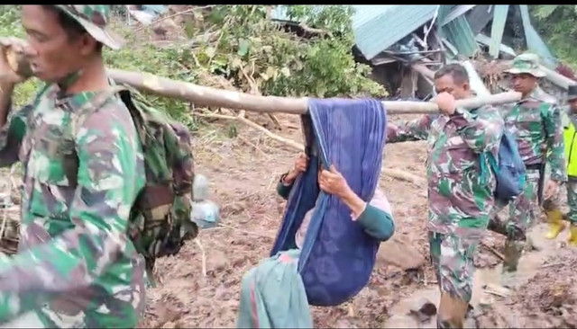 TNI mengerahkan Babinsa Koramil 0119/Bener Meriah, Kodam Iskandar Muda, untuk mengevakuasi dua warga lanjut usia penderita stroke dari Dusun Guci, Desa Burni Pase, Kecamatan Permata, Kabupaten Bener Meriah, Kamis (11/12/2025). Foto: Dok. Puspen TNI