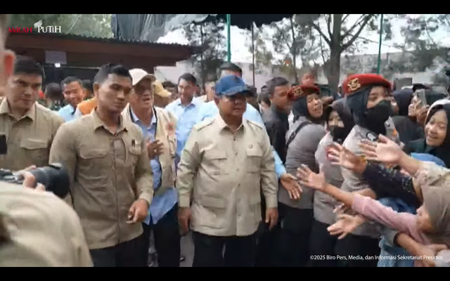 Presiden Prabowo tinjau posko pengungsian SMP 2 Wih Pesam, Bener Meriah, 12 Desember 2025. Foto: Youtube/Sekretariat Presiden