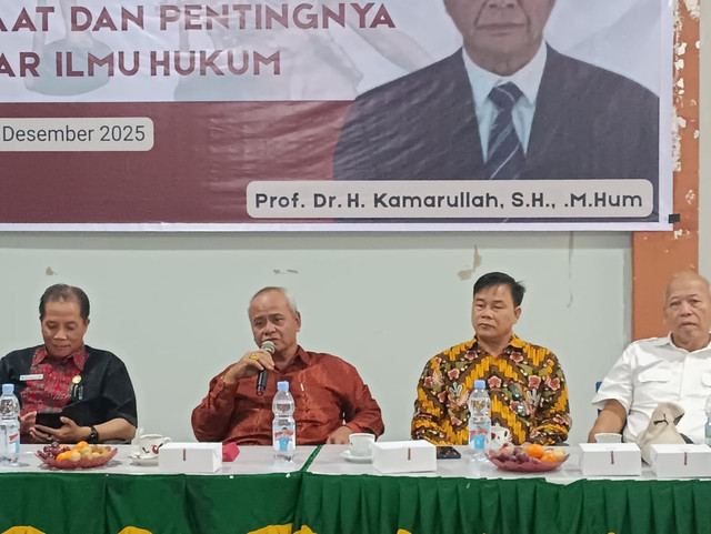 Kuliah umum Fakultas Hukum Universitas Kapuas Sintang dengan narasumber Prof. Dr. H. Kamarullah, SH, M. Hum yang merupakan pakar hukum tata negara Fakultas Hukum Universitas Tanjungpura Pontianak. Foto: Dok. Istimewa